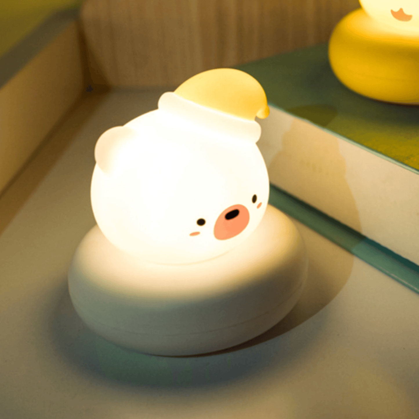 Veilleuse ourson sur une table de chevet
