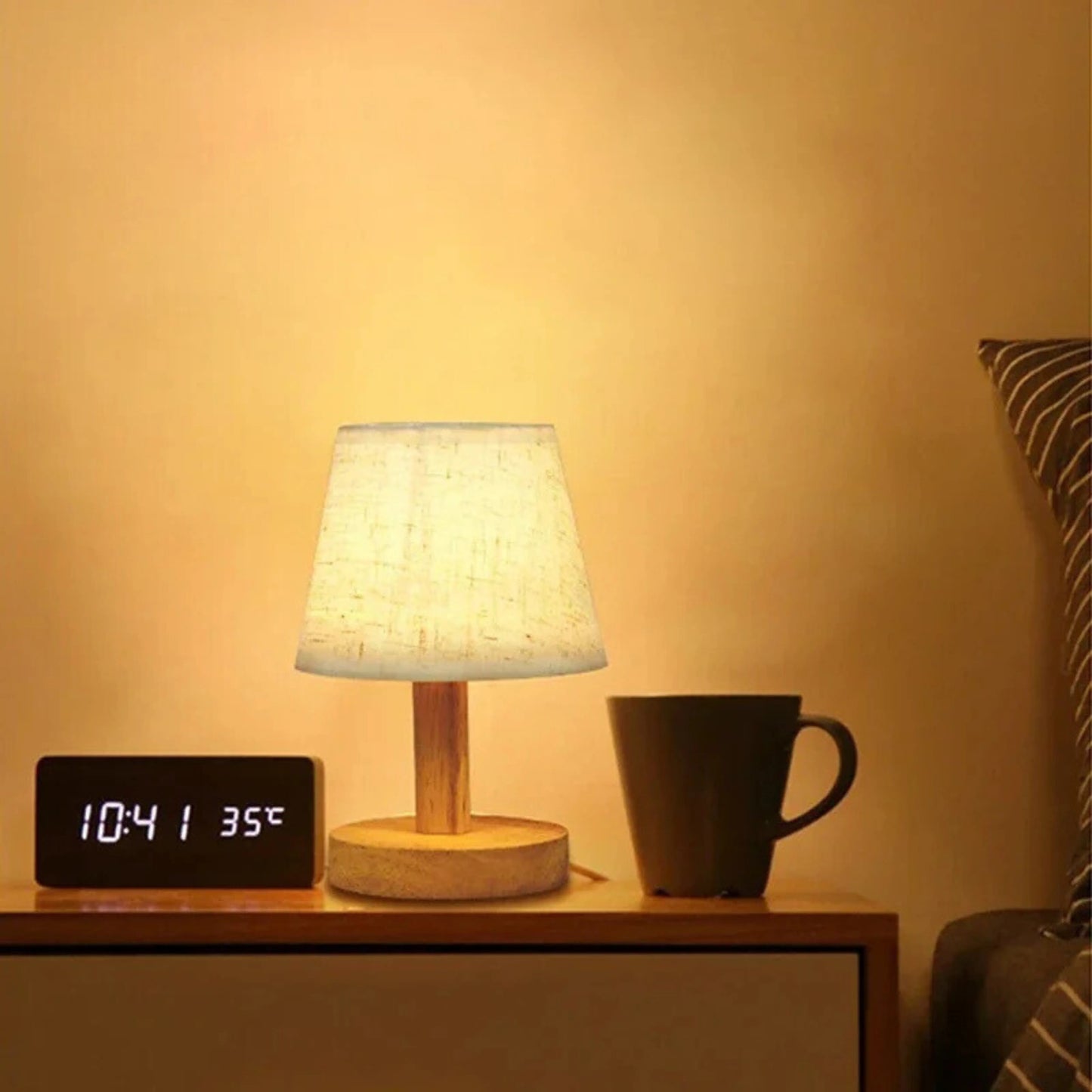 lampe de chevet pied en bois sur une table de chevet