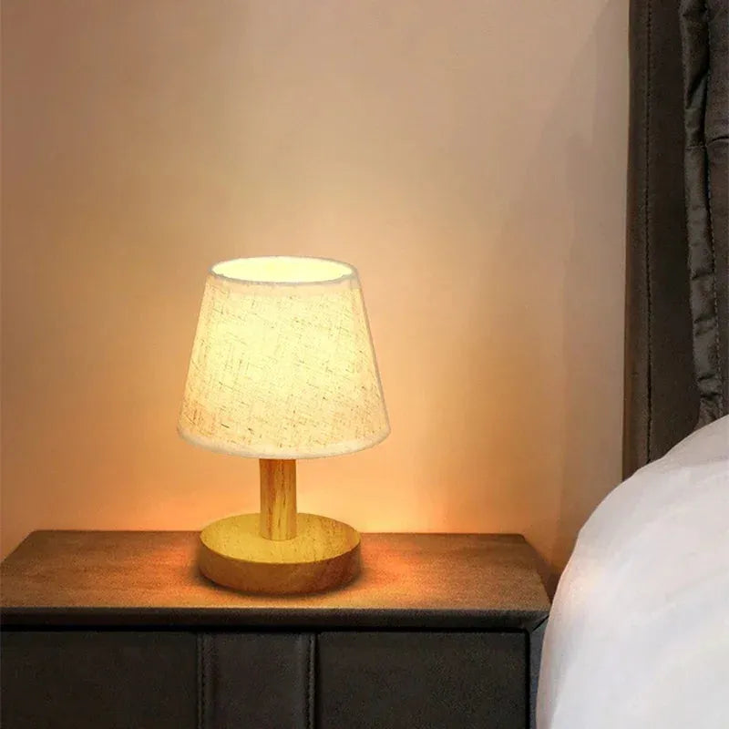 lampe de chevet pied en bois sur une table de chevet 2