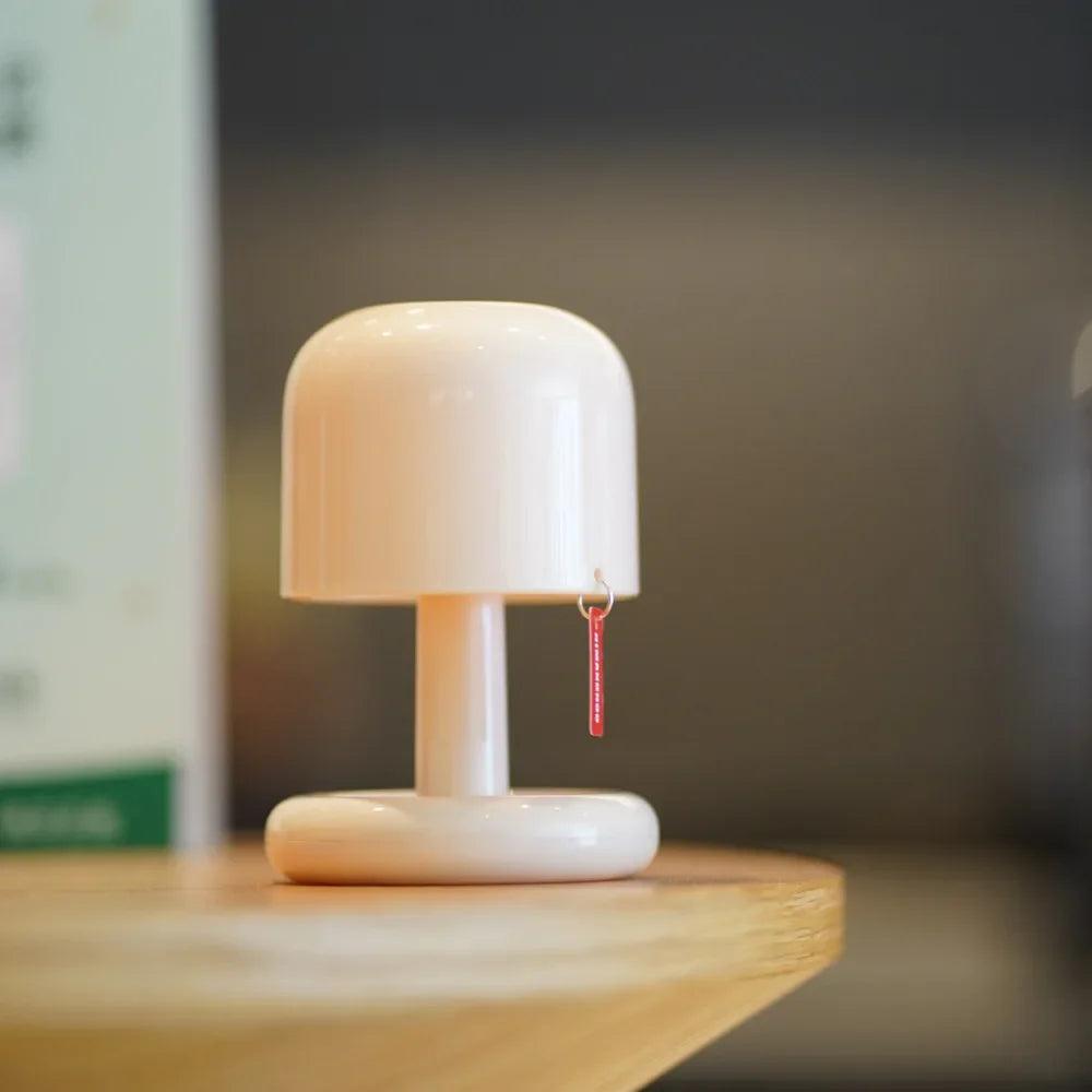 petite lampe champignon sur une étagère