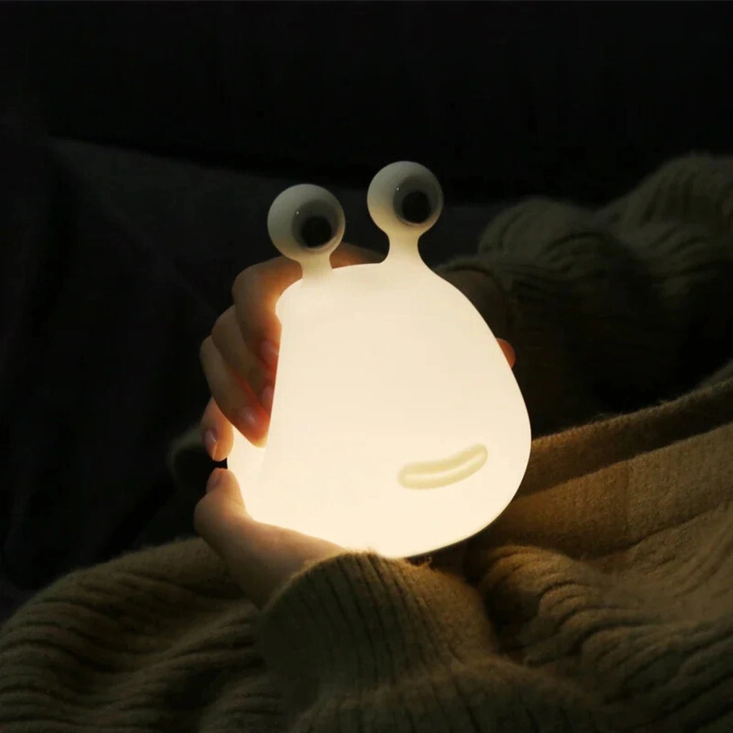 veilleuse led sans fil limace dans les mains