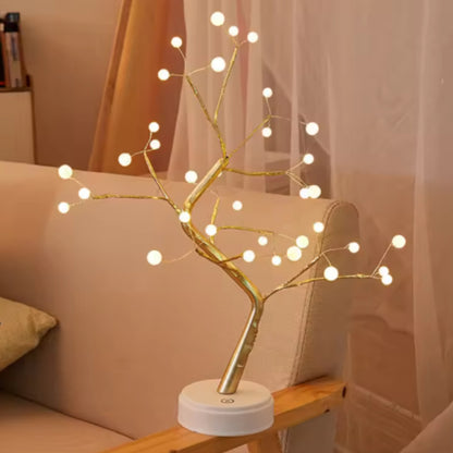 arbre lumineux led boules dorées sur un canapé