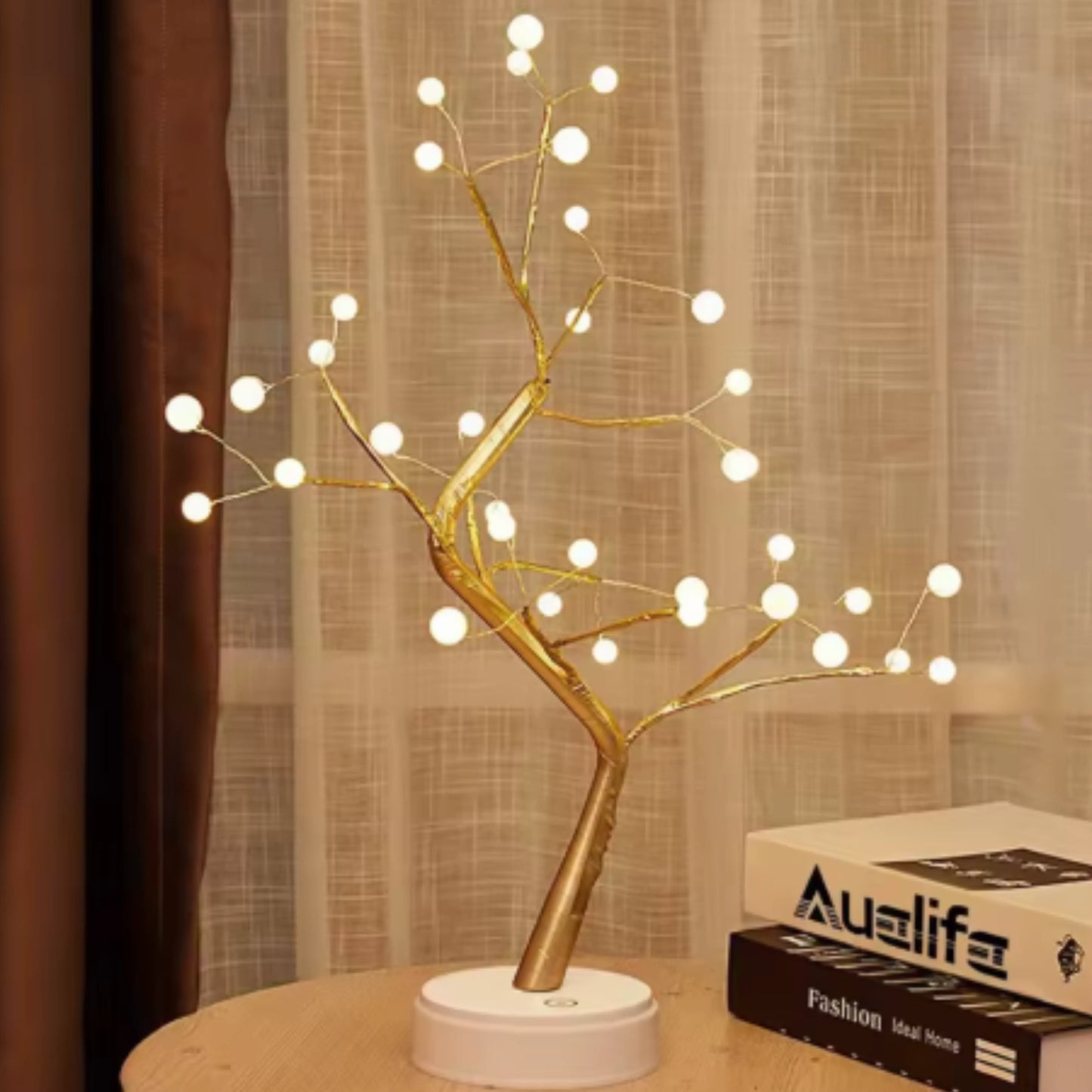 arbre lumineux led boules dorées sur une table
