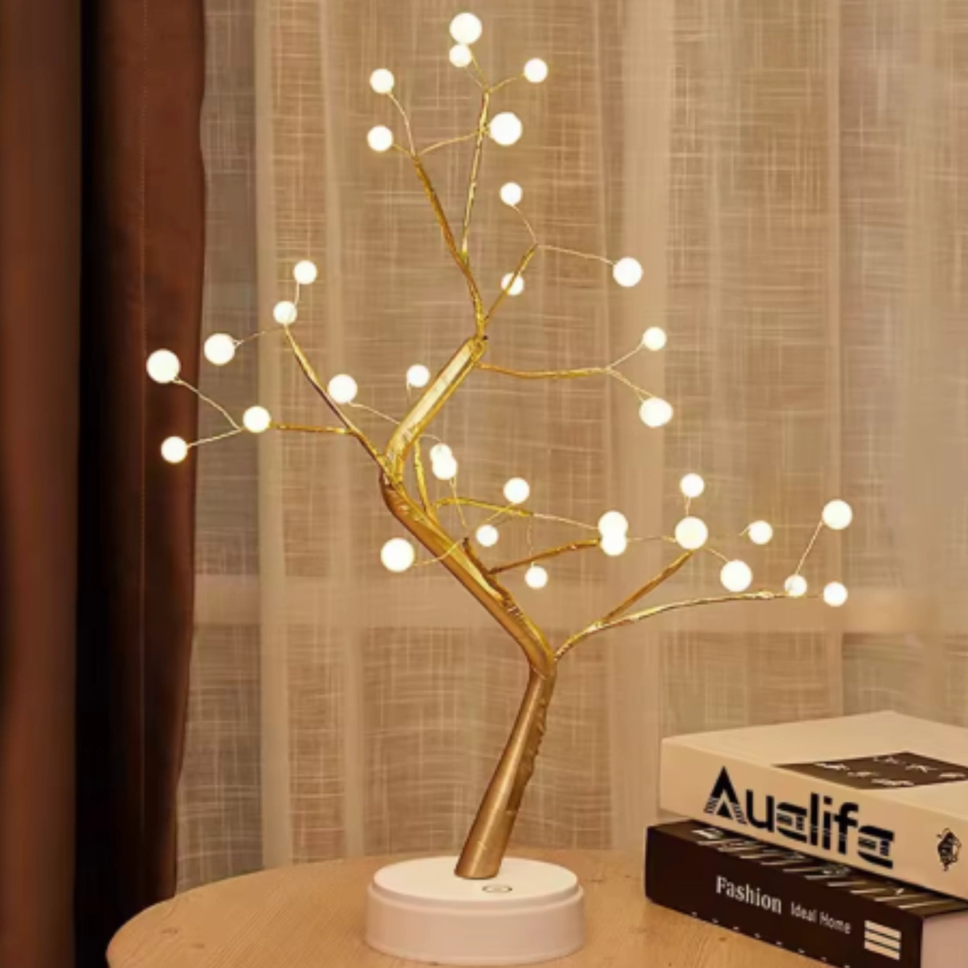 arbre lumineux led boules dorées sur une table