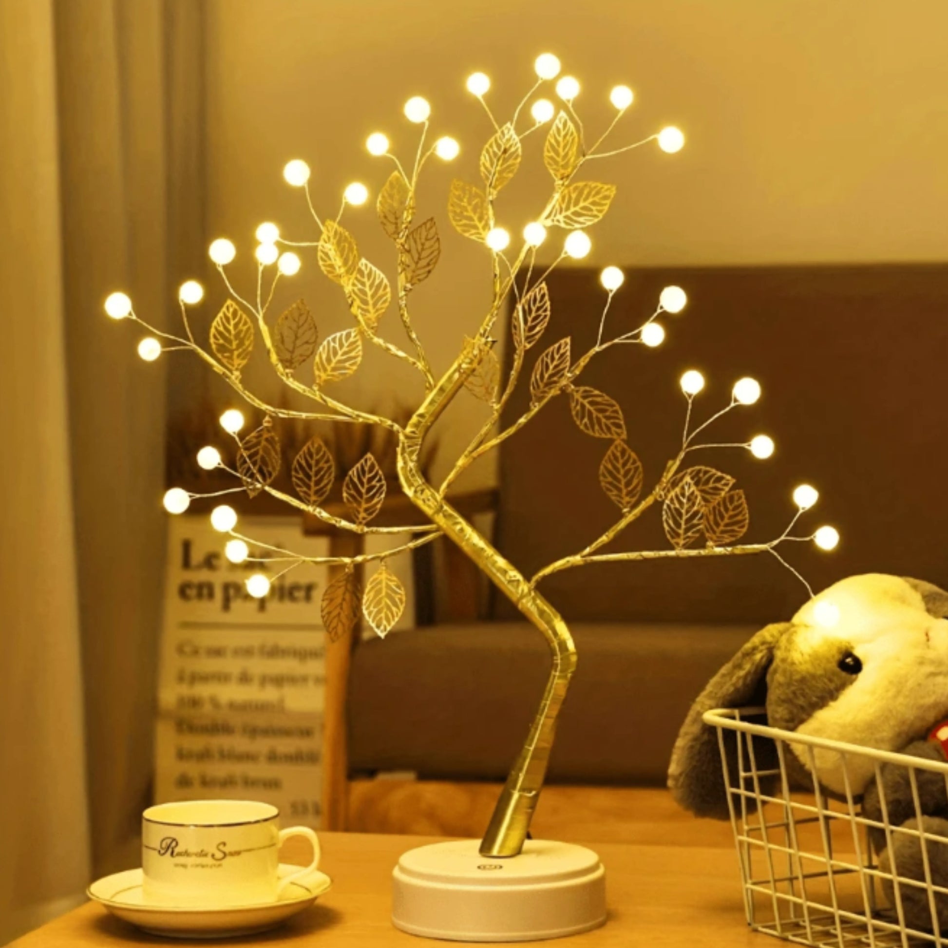 arbre lumineux led feuilles dorées sur une table