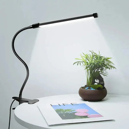 grande lampe de bureau à pince allumée