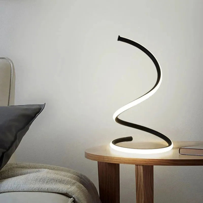 grande lampe spirale sur une table de chevet