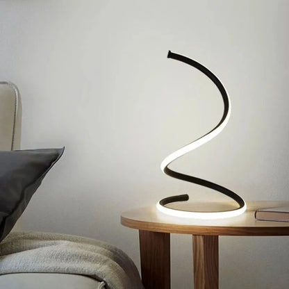 grande lampe spirale sur une table de chevet