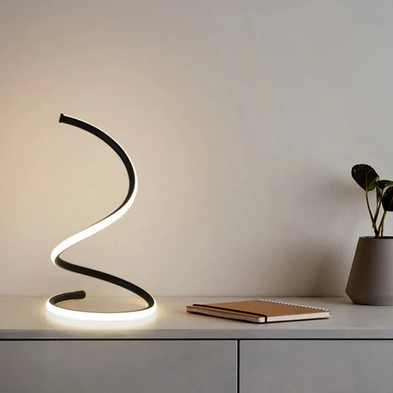 grande lampe spirale sur une étagère