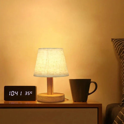 lampe de chevet pied en bois sur une table de chevet