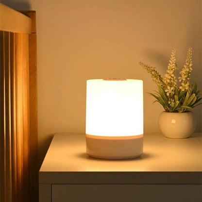 lampe de chevet veilleuse sur une table de chevet
