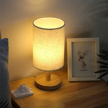 lampe en lin sur une table de chevet