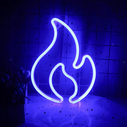 lampe néon murale flamme bleue contre une grille