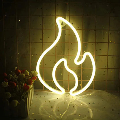 lampe néon murale flamme jaune contre une grille