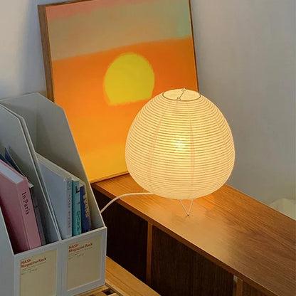 lampe papier de riz sur une étagère