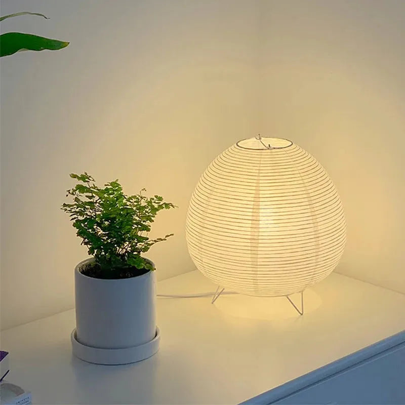 lampe papier de riz sur une étagère blanche