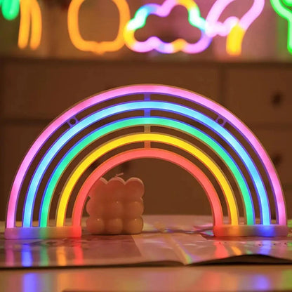 néon arc-en-ciel sur une table